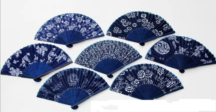 Bärbar blå blommig tyg fan hantverk kvinnor vikande handfläkt 50pcs bambu party bröllop favor fan grossist