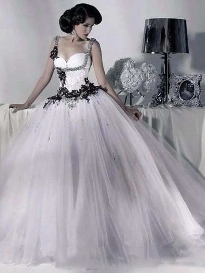 Vestidos de casamento de tule branco e preto vintage 2018 Frisado Spaghetti Strap Gothic Ball vestido espartilho de Halloween vestidos de festa nupcial vestidos longos
