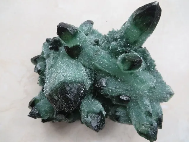 Dingsheng 150200G Natural Green Ghost Quartz Crystal Cluster Phantom Specimen Quartz Graden Inclusie Healing Drusy Point Stones 5215985