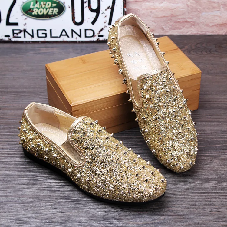 Sparkly Gold Sequined Casual Party Zapatos formales para hombres Remaches con tachuelas Zapatos de boda para hombre Mocasín es