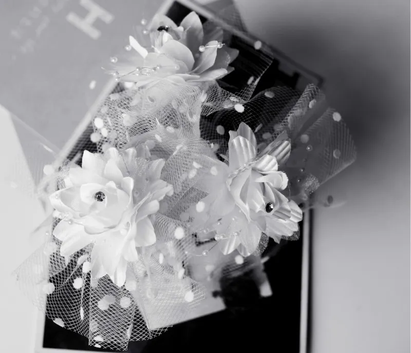 Perno di capelli del fiore in rilievo del cristallo della perla del tessuto la festa nuziale delle Hawai di nozze
