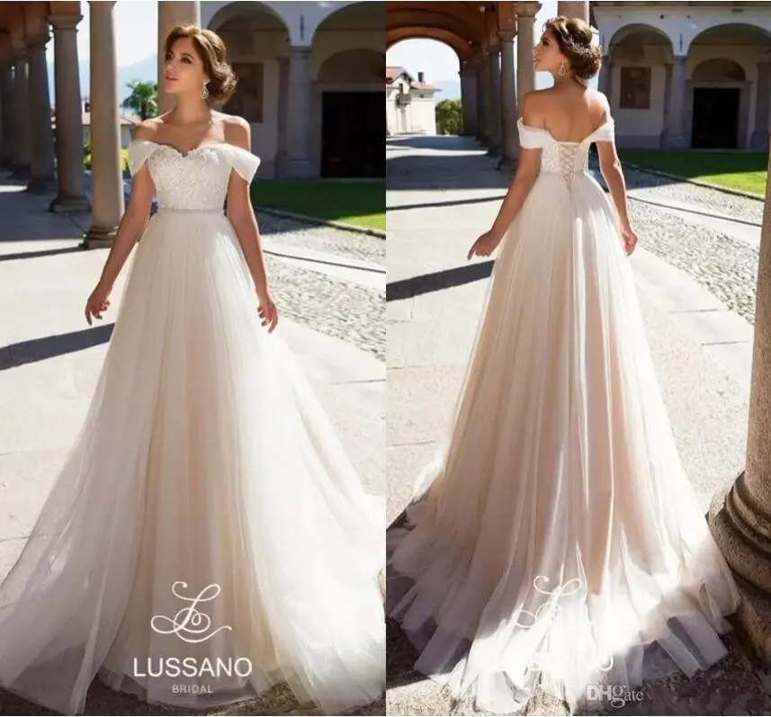 Abiti da sposa bohémien di charme Lussano 2019 Appliques in pizzo con spalle scoperte Sweep Train Abiti da sposa da spiaggia modesti Abiti da sposa economici A Line