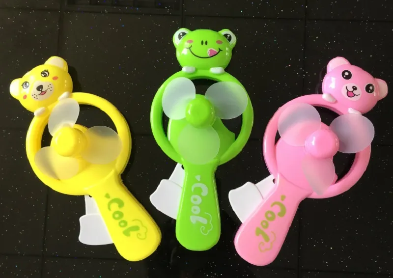 Durch Handdruck-Spielzeugventilator tragbarer Mini-Studenten-Handventilator aus Kunststoff, Kunststoff-Ventilatorspielzeug (zufällige Farbe)