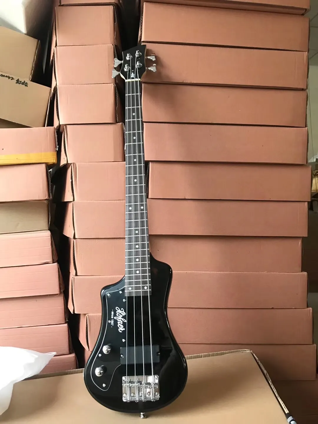 Custom 4 Strings Black Hofner Shorty Travel Bass Guitar Protable Mini Electric Bass Guitar With Cotton Gig Bag, Maple Neck, Black Pickguard