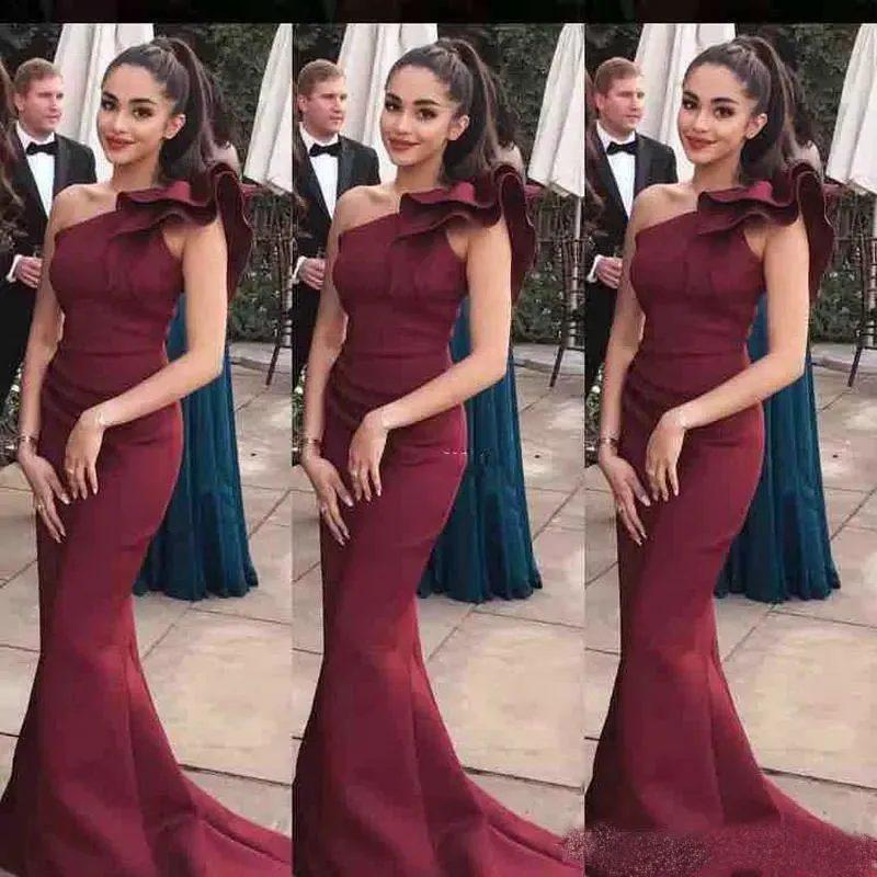 Elegancka Syrenka Prom Dresses One Ramię Ruffles Burgundii Długie Druhna Dresses Satin Sexy Powrót Zamek Długość Piętro Długość Suknia Tanie