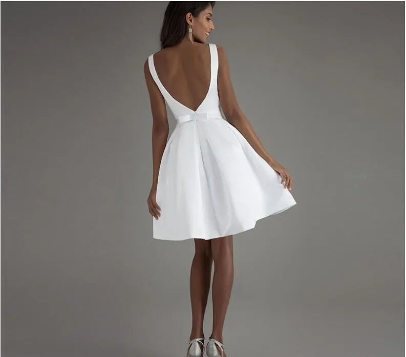 Abiti da sposa corti al ginocchio con scollo a barchetta dal design sexy Abiti da cerimonia per ricevimenti di nozze senza schienale economici con fiocco in raso bianco