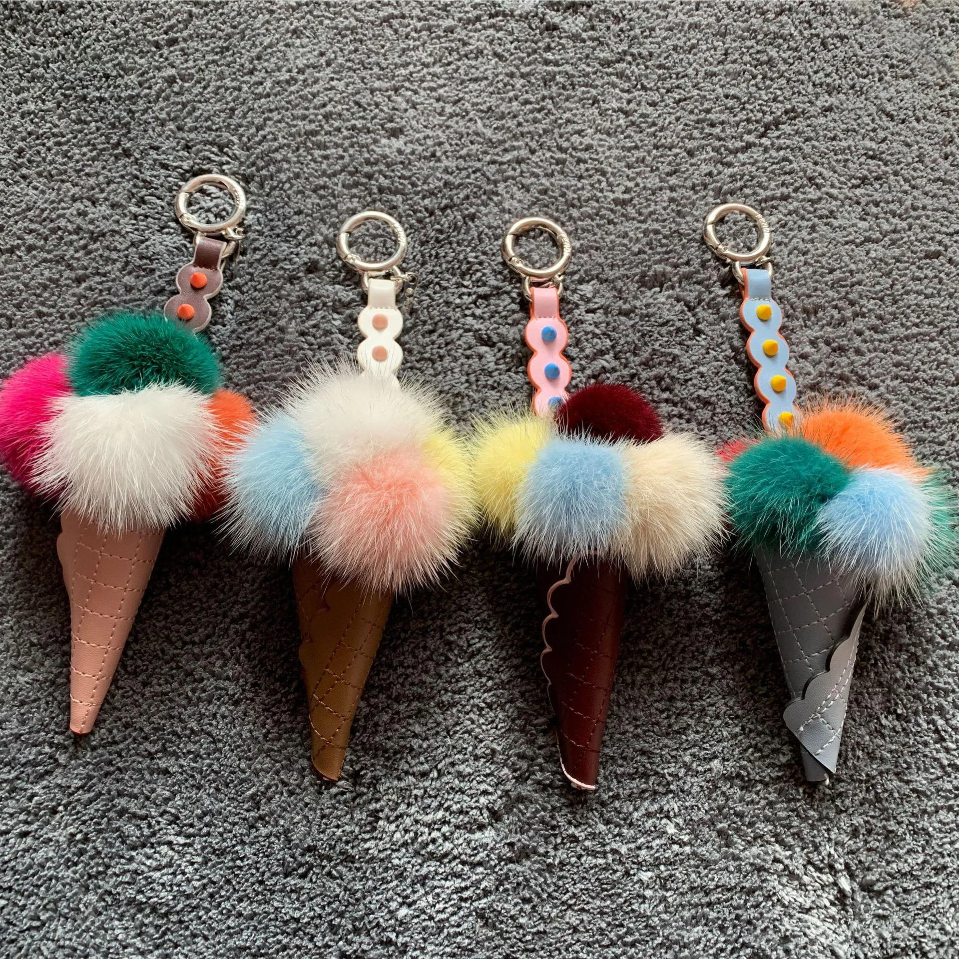 밍크 모피 몬스터 아이스크림 가방 버그가 매력 열쇠 고리 자동차 매력 전화 키 링 펜던트 Pom Pom Keychain 모피는 열쇠 부속품