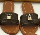 2019 Lås IT Läder Designer Sandaler Fashion 35-41 Kvinnor Sandal Hästmärke med Box Lady Fashion Dust Bag Mini Tofflor Flat tofflor