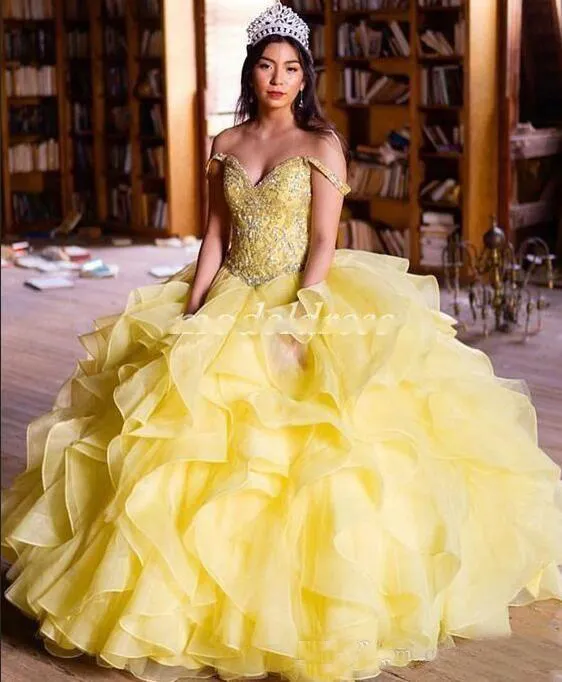 Księżniczka Yellow Ball Suknia Quinceanera Sukienki z ramion kaskadowe marszczenia kryształowe koraliki zamiatanie pociągu balowa sukienki na imprezę Słodkie 15 lat