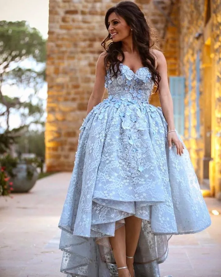 Рукавов Light Blue Lace Высокий Низкий платье с 3D Лепестки Милая декольте специального случая платье вечернее платье выполненном на заказ