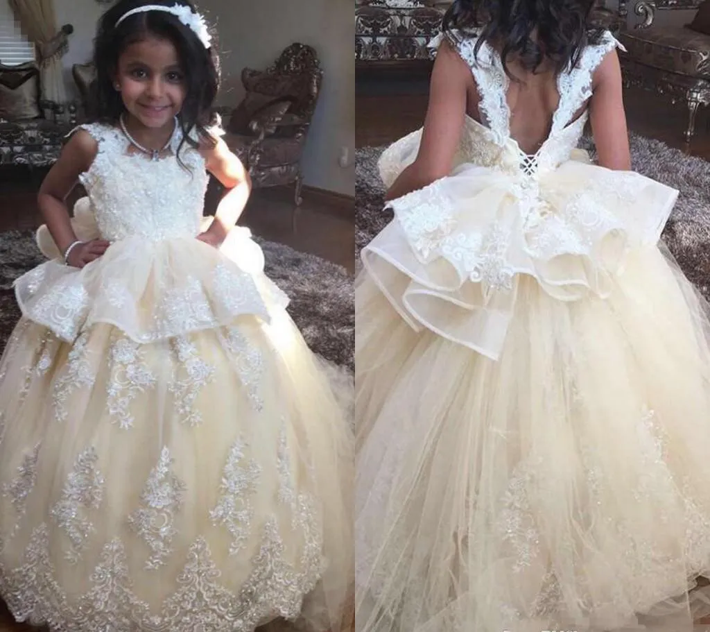 Barato Adorável Bonito Da Menina De Flor Vestidos de 2019 Com Peplum Tule Applique Filha Da Criança Bonita Crianças Pageant Formal Primeira Comunhão Vestido