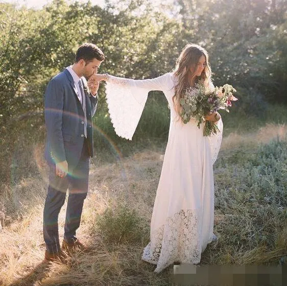 2019 Chic Boho Beach Vestidos de novia Mangas largas de Julieta Sexy Escote en V profundo Faja de encaje Una línea Verano Tallas grandes Vestidos de novia de boda