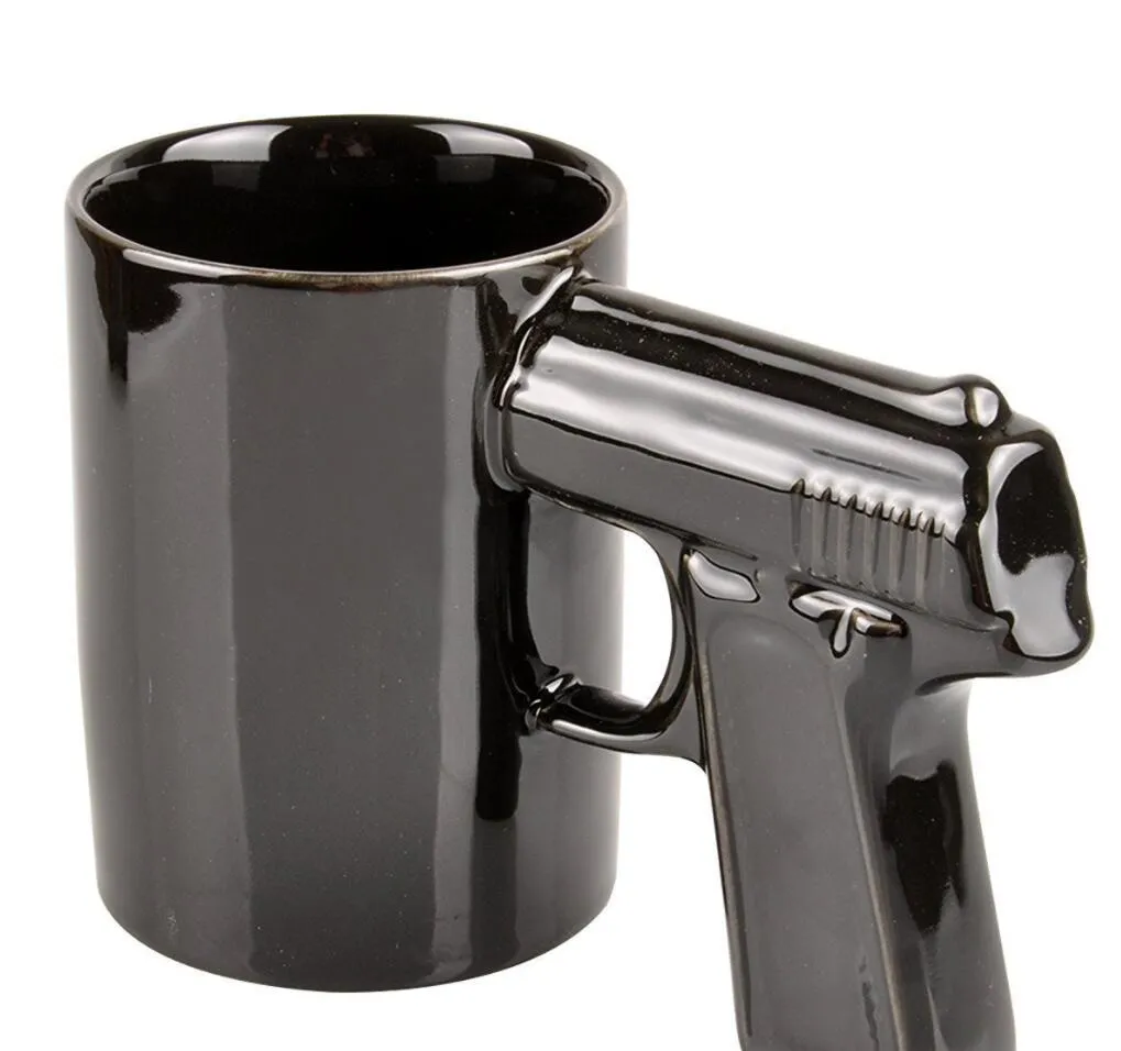 Tazza a forma di pistola in ceramica con manico dorato e argentato