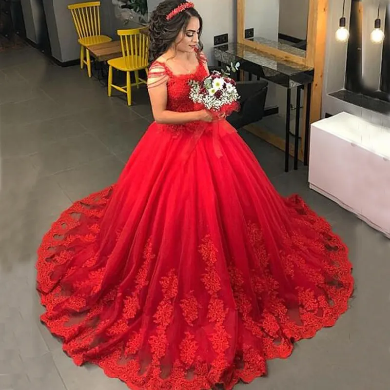 Splendidi abiti da sposa rossi con abiti da ballo, spalline sottili, perline, applicazioni in pizzo con spalle decorate, abiti da sposa arabi gonfi