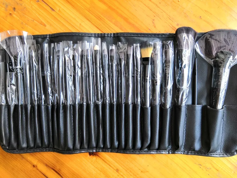 Nuovo set di pennelli per trucco professionale da 24 pezzi Kit da toilette per trucco Set di pennelli per trucco di marca in lana Spedizione gratuita