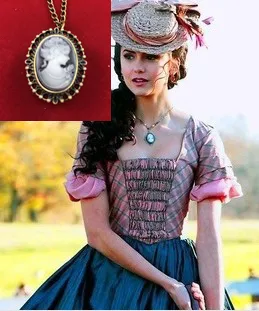 ZRM 20 pcs/lot vente en gros mode Vampire Diaries Katherine's Cameo montre de poche collier film bijoux, approvisionnement d'usine d'origine
