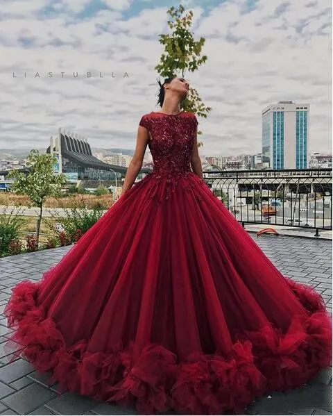 Bordo Koyu Kırmızı Quinceanera Balo Elbiseler Dantel Aplikler Kristal Boncuklu Kısa Kollu Ruffles Tül Kabarık Parti Balo Abiye giyim