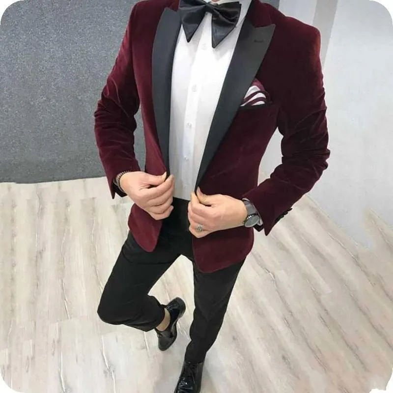 Wysokiej jakości jeden przycisk Wino Velvet Groom Tuxedos Peak Lapel Men Garnitury 2 Sztuki Wedding / Prom / Dinner Blazer (Kurtka + Spodnie + Krawat) W700