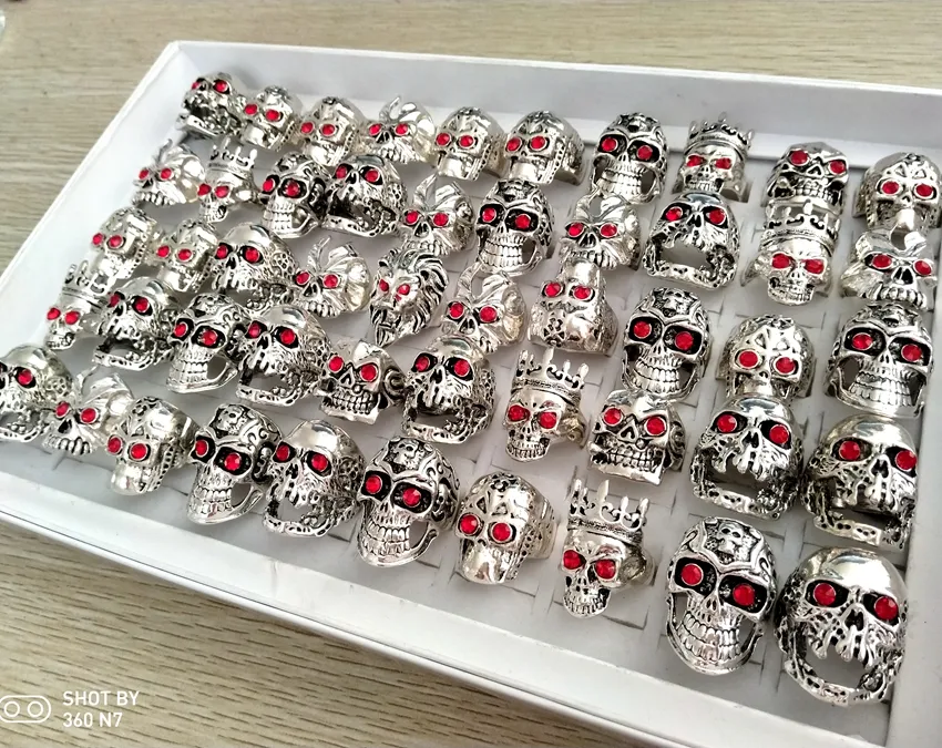 50 stücke Rot CZ augen Schädel Geschnitzte Metall Ringe Männer Skelekon Retro Vintage Große Silber Ring Mode Party Geschenke Mann zubehör Größe Mix