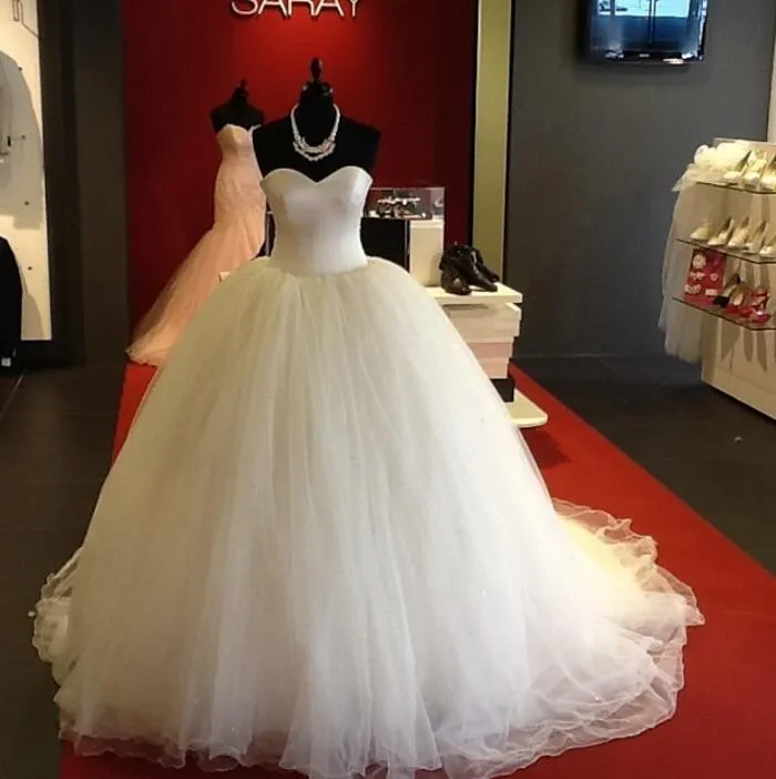 Högkvalitativ Sweetheart Neckline Sweep Train Tulle med satin Made-to-Measure Ball Gown Bröllopsklänningar Lace-Up Back