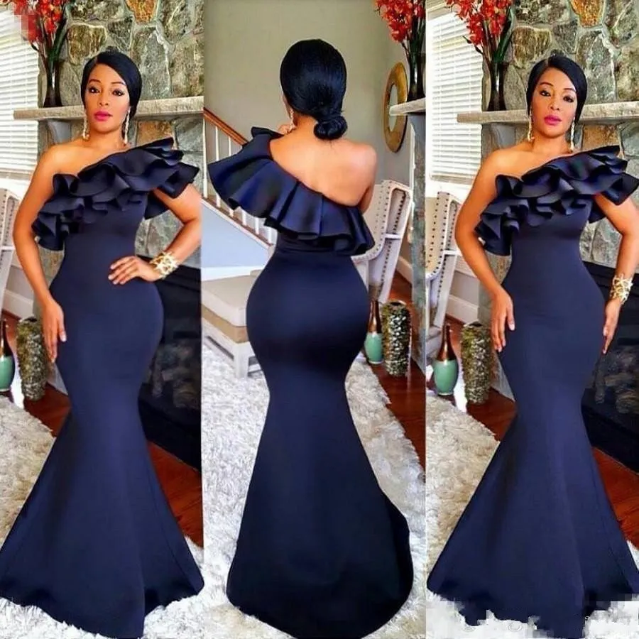 2020 Hot Koop Sexy Afrikaanse Navy Blue Mermaid Bruidsmeisje Jurken Eén Schouder Ruffles Tiered Sweep Train Plus Size Party Maid of Honour