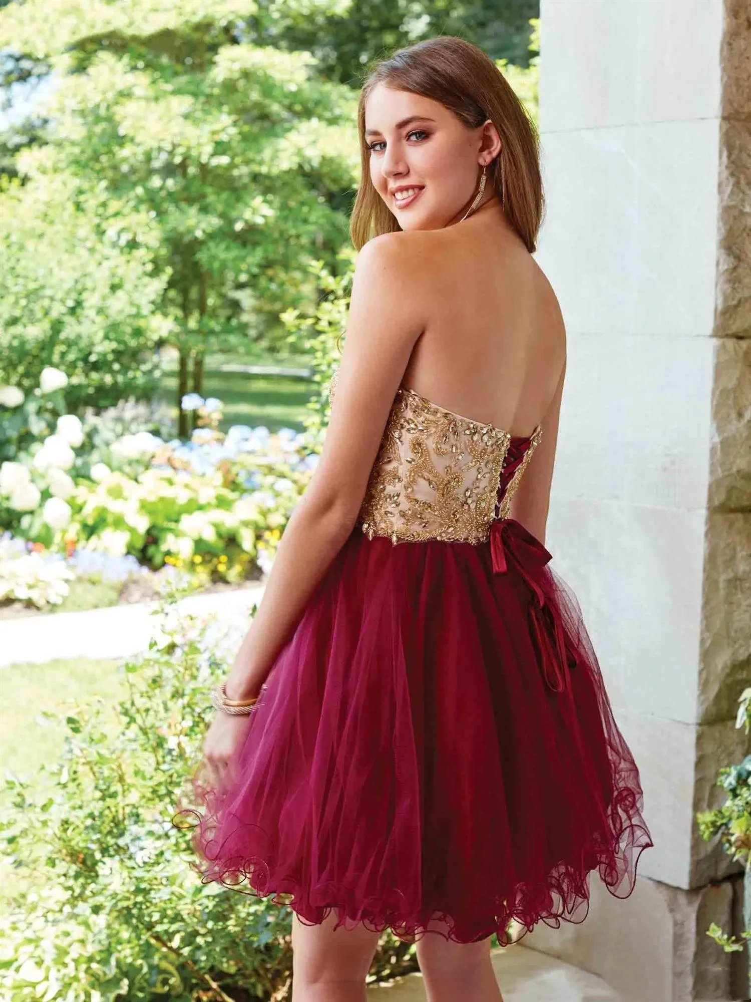 Charming Short Burgundy Crystal Homecoming Dresses With Top Gold