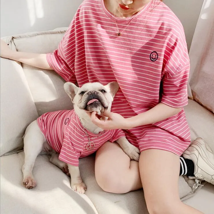 ملابس الكبار و الكلب pet المطابقة 2019 الأسرة ل كلب صغير كبير الكلب الملابس مخطط تي شيرت قمم قميص منامة الحيوانات الكبار الملابس