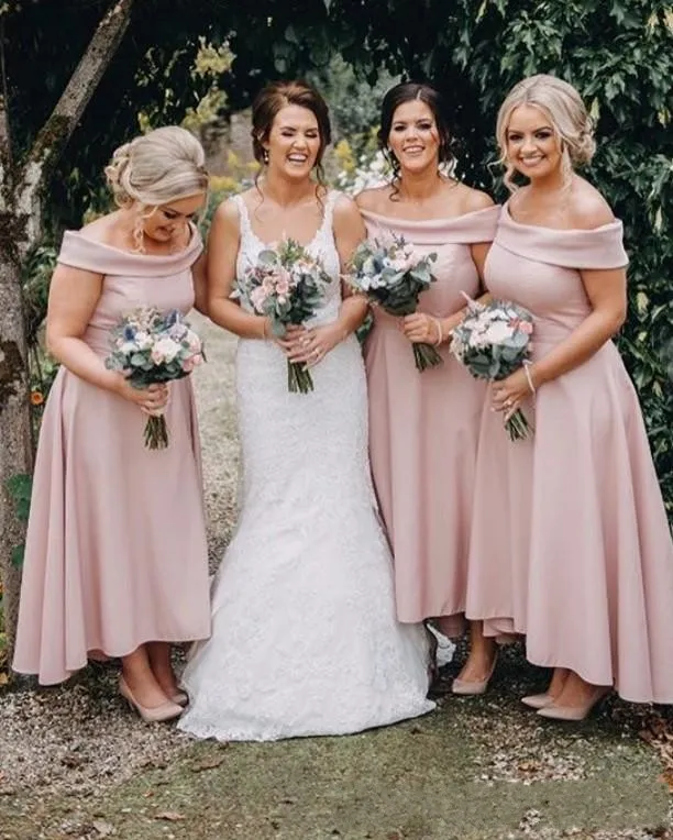 Nya Billiga Blush Pink Bridesmaid Dresses 2019 Long for Wedding Off Shoulder Ankel Längd Backless A-Line High Low Plus Size Party Party Gowns