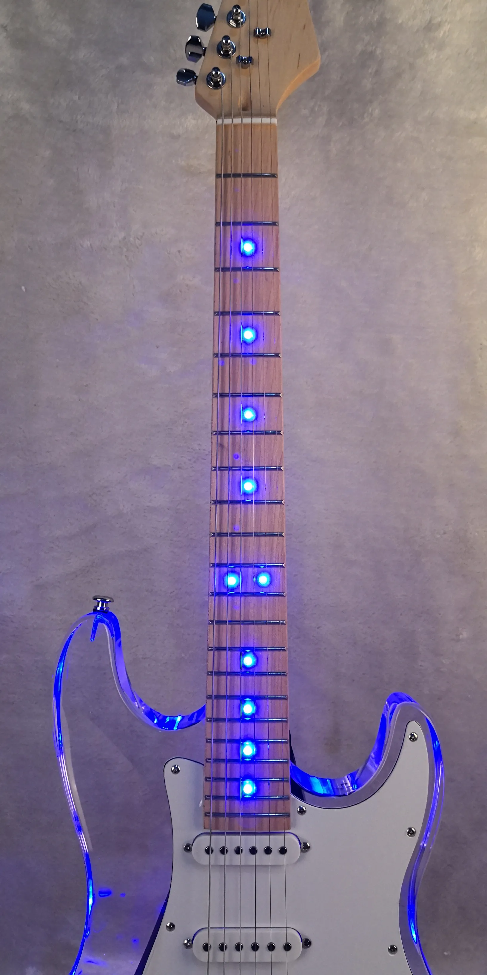 青いLEDランプ付きアクリルエレクトリックギター 6弦の固体ボディ 