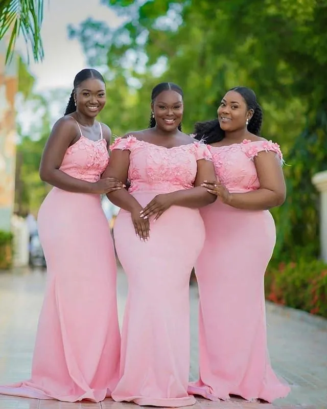 Günstige rosa afrikanische schulterfreie Meerjungfrau-lange Brautjungfernkleider im gemischten Stil Spitze Blumen Feder Trauzeugin Kleid Hochzeitsgastkleider