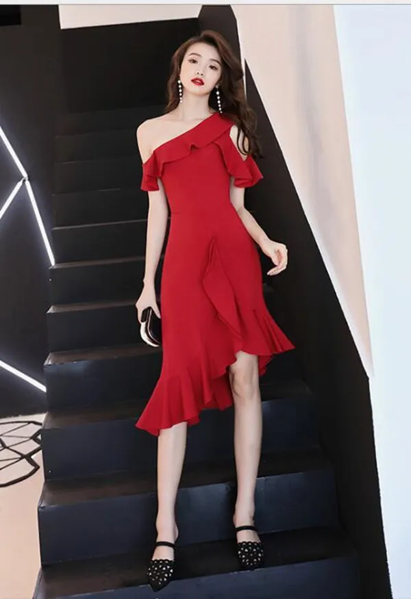 Платья Homecoming Красный 2020 Многоуровневого Воздействия Выхолащивают Платье Элегантный Асимметричные Платья Оболочки Одно Плечо Короткие Платья Партии
