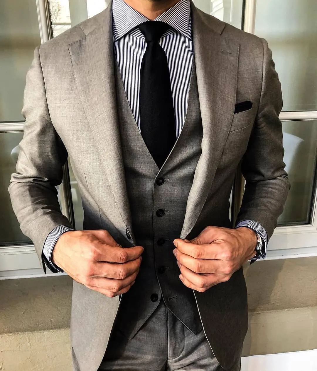 2019 neueste Männer Anzüge Drei Taste Grau Bräutigam Tragen Drei Stücke (Jacke + Hose + Weste) Hochzeit Smoking Custome Gemacht Kostüm Sets