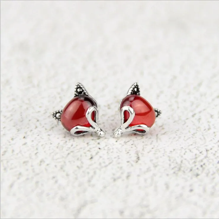925シルバーイヤリング女性韓国語版の小さな新鮮な赤いガーネットフォックスかわいい動物の耳の宝石類