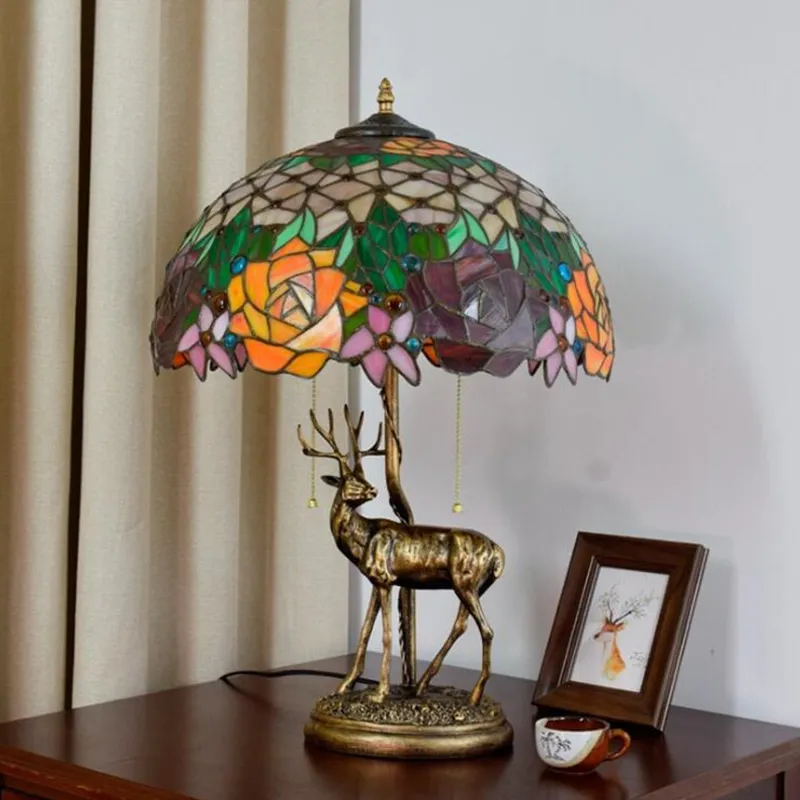 Tiffany Stained Glass Tafellamp Woonkamer Bar Slaapkamer Nachtkastje Bureau Lamp American Elk Base Rose Deco Glass Light TF025