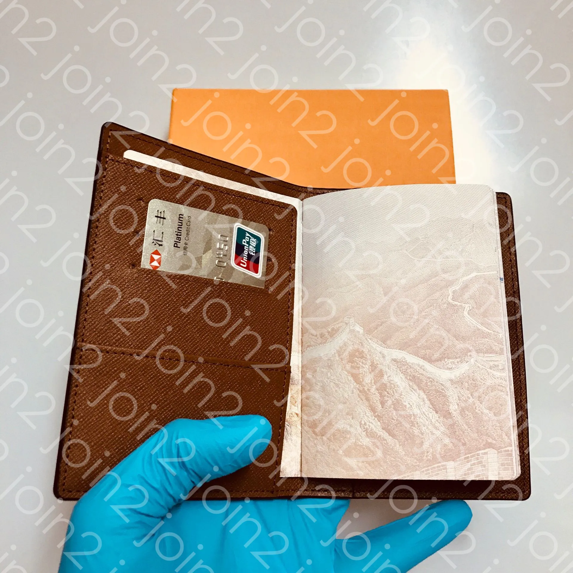 Porta carte PASSPORT COVER Custodia protettiva per passaporto moda donna Porta carte di credito alla moda Portafoglio uomo Tela iconica marrone COUVERTURE PASSEPORT