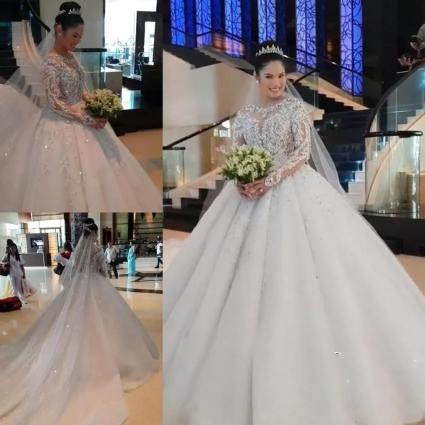 Ny lyxig bollklänning bröllopsklänningar Jewel Neck Illusion Lace Appliques Sequins Beaded Cathedral Tåg Plus Storlek Formella Brudklänningar
