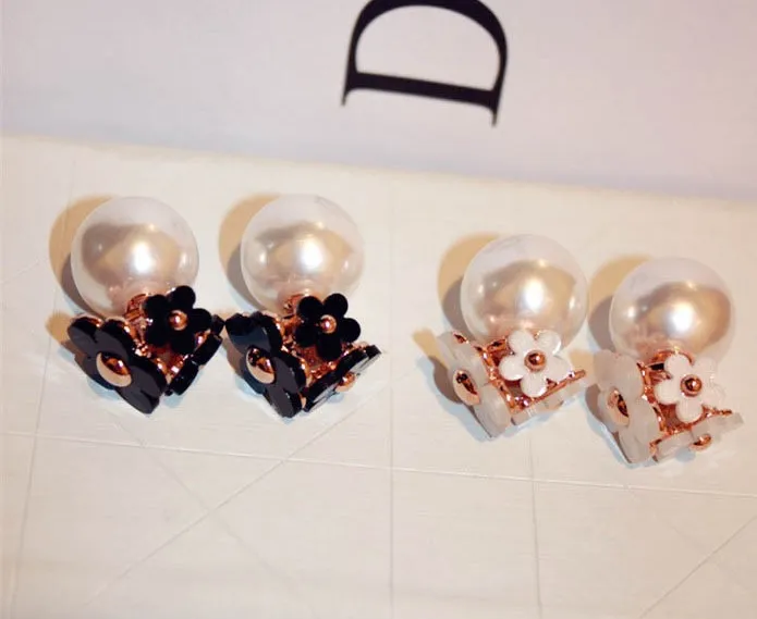 Groothandel-eenvoudige ins mode-stijl oorbellen unieke designer dubbelzijdige bloem parel elegante oorbellen voor vrouw zwart wit