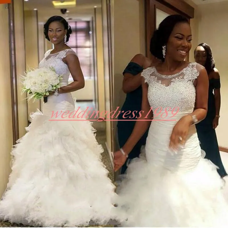 Vackra Lace African Pärlor Bröllopsklänningar Tiered Mermaid Country Vestido de Novia Vit Brudklänning Plus Storlek Ärmlös Brudklänning