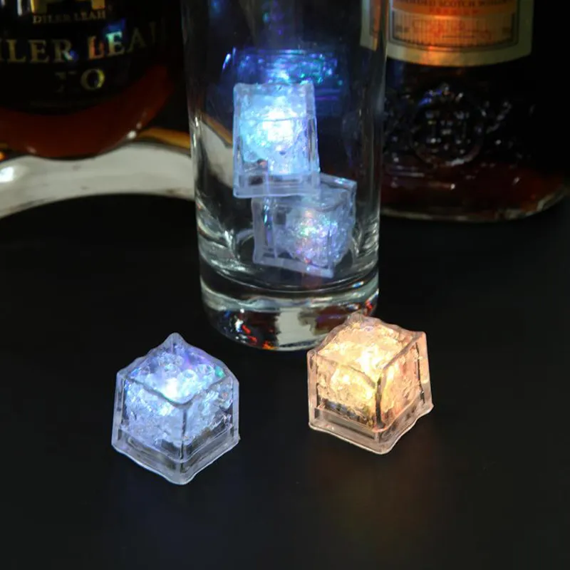 Vin Bar Club Ice Cubes LED Glödande Ljus upp Ice Cubes Slow Blinkande Färg Byte Kopp Ljus utan byt bröllopsfest