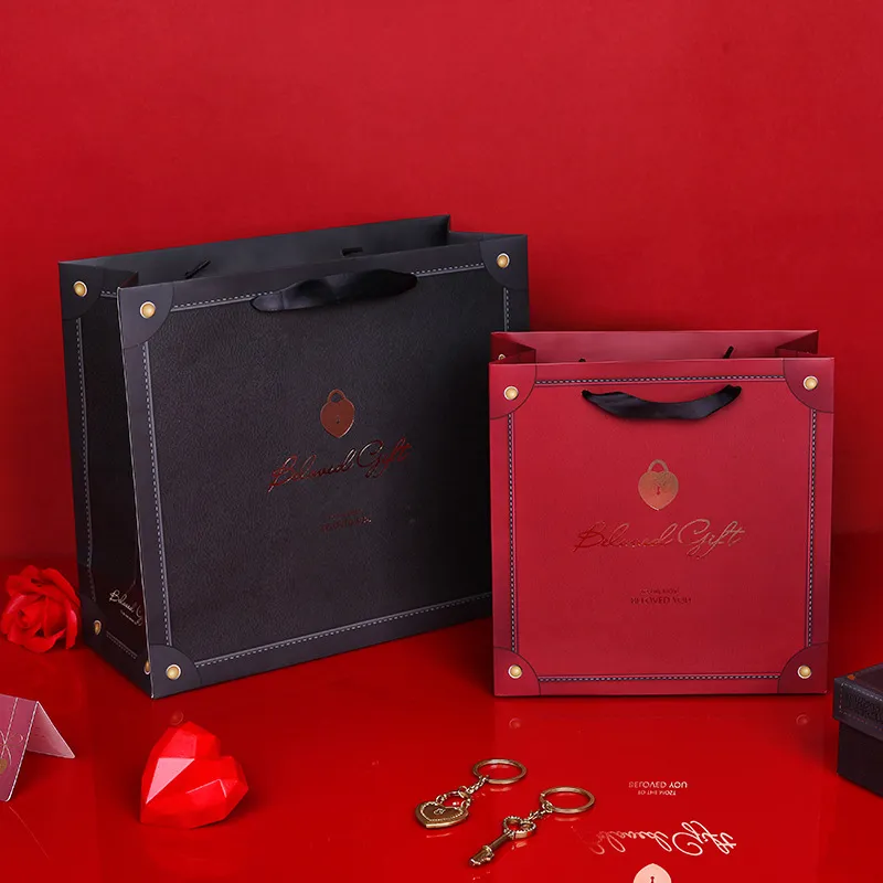 Haute qualité rouge noir doux bien-aimé Saint Valentin papier poignée sac cadeau Creative shopping accessoires sac fournitures de mariage