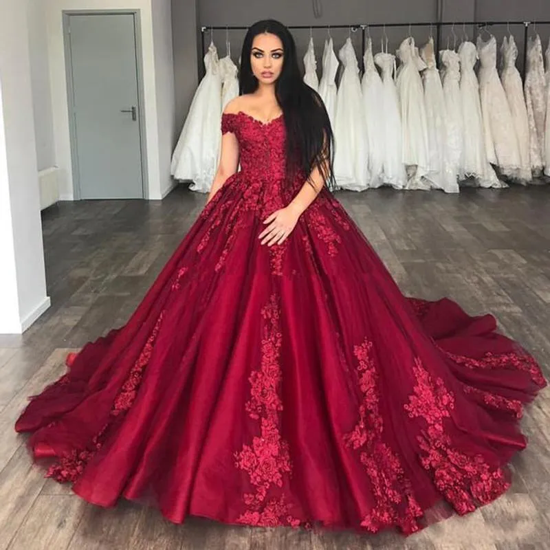 Ny mörk röd bollklänning quinceanera klänningar av axel spets applikationer tulle med blommor söt 16 puffy plus storlek fest prom kvällsklänningar