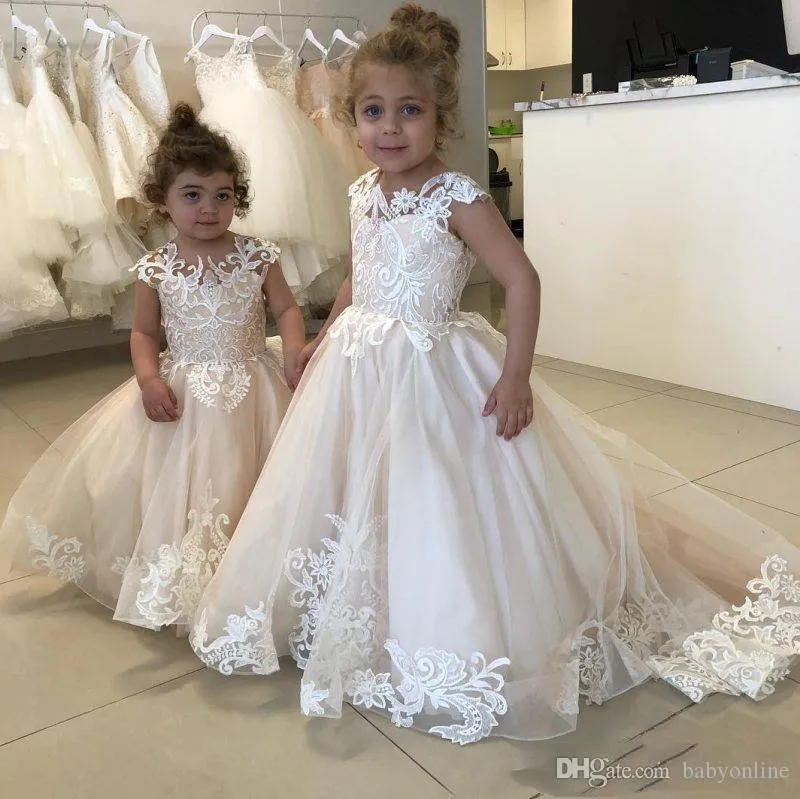 Nuovi eleganti abiti da ragazza di fiori con applicazioni in pizzo per bottoni da sposa sul retro Abiti da spettacolo per bambini Tulle Sweep Train Abito da comunione per bambini