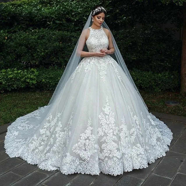 2019 Abiti da sposa di lusso con abito da ballo Halter senza maniche in pizzo Appliques Abiti da sposa con retro unico Holloe Custom Made