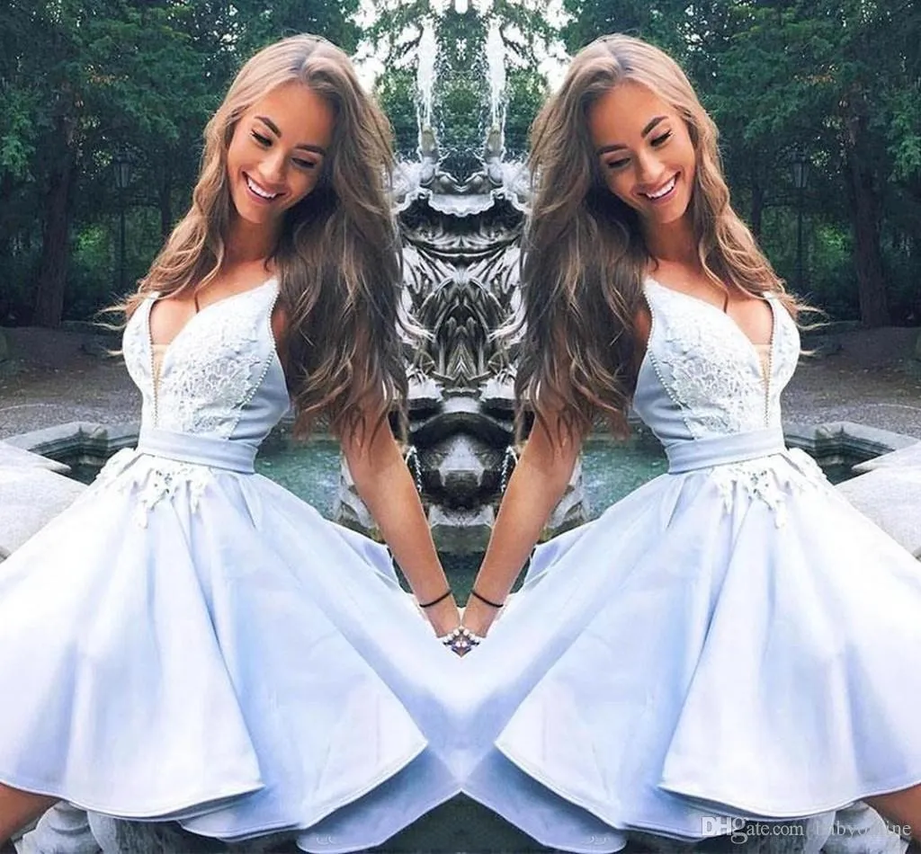 Nouvelle Arrivée Lumière Ciel Bleu Robe De Retour V Cou Dentelle Applique Ruffles Robe De Bal Courte Cocktail Robes De Soirée Vestidos Robes De Cocktail