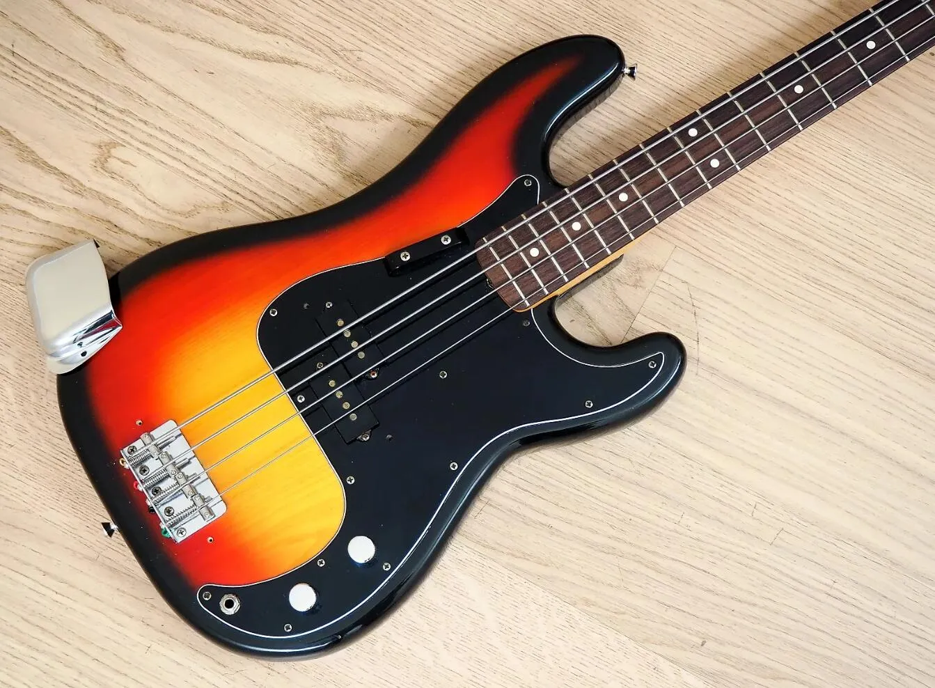希少な 4 弦ジャズエレクトリックベースギター 高精度 3 トーンサン