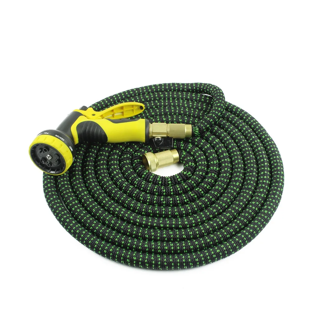 Wąż elastyczny wąż wodny w ogrodzie z uchodźcem z węża wodnego i opryskiwacza, wygodne i praktyczne.