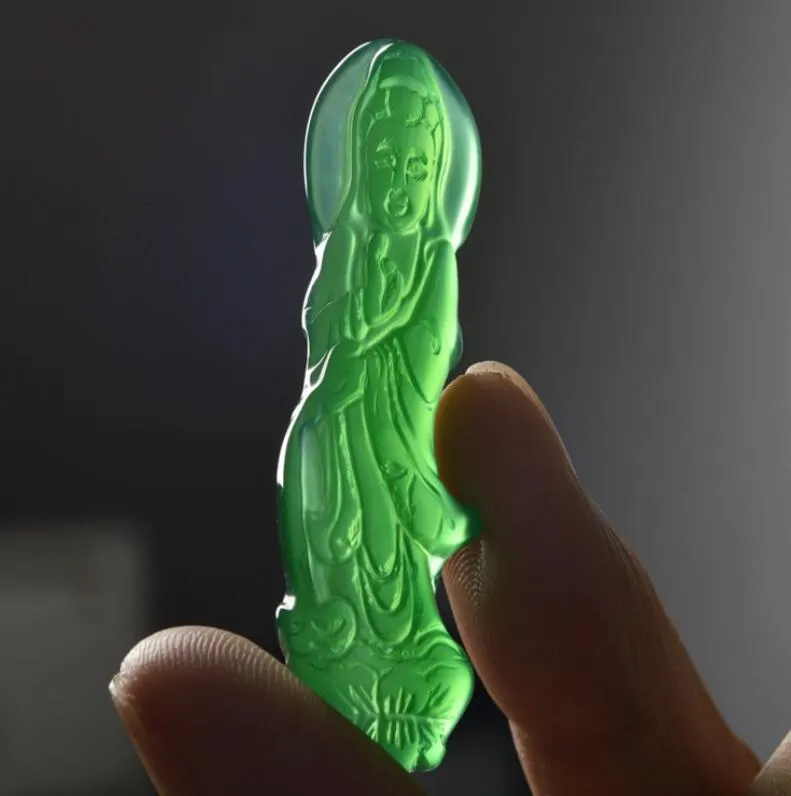 Pendentif artisanal en calcédoine verte glacée Guanyin