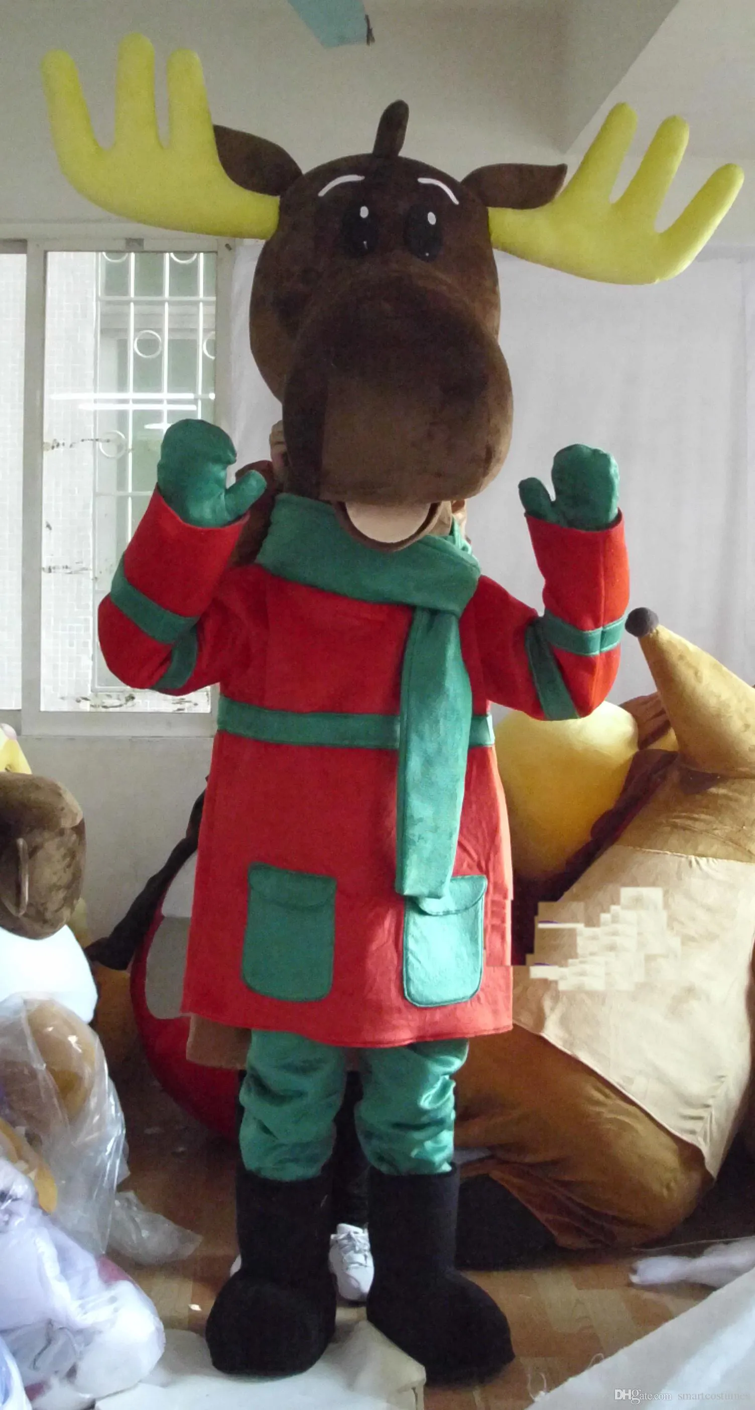 2018 alta qualidade quente um traje de mascote alce com um lenço verde e um casaco grande para venda