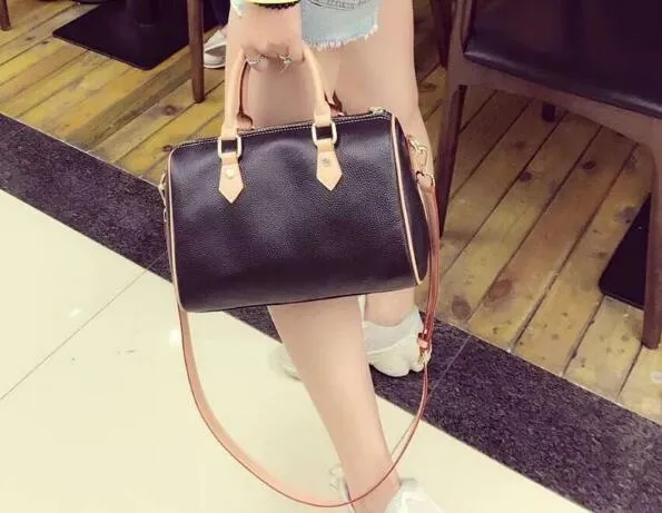 Vrouwen bruin designer messenger bagage tassen vrouwen reizen kussens zak schoudertassen dame bakken handtassen maat 35cm met schouderriem stofzak