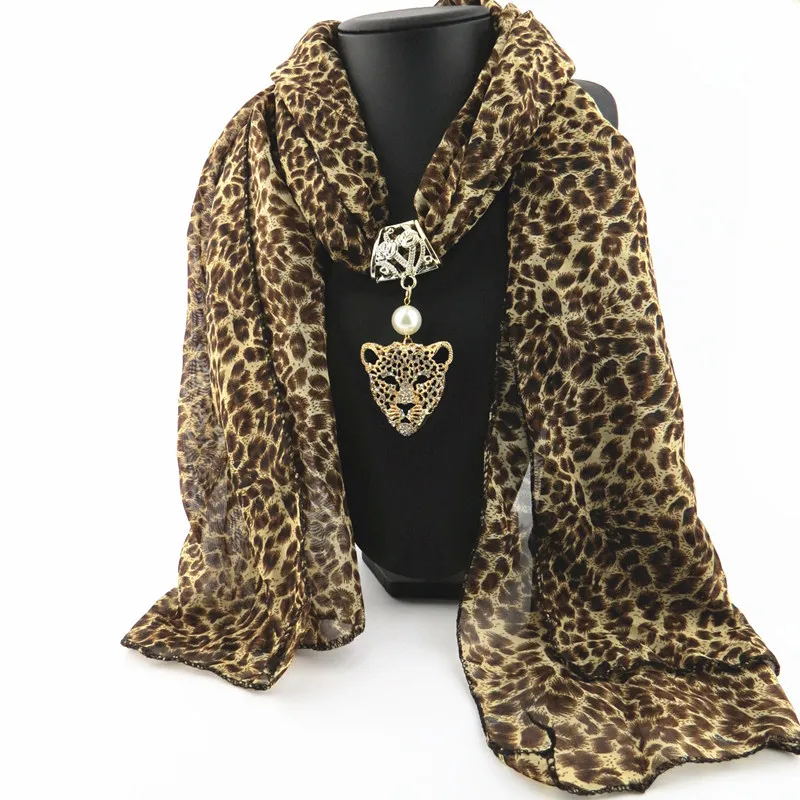 Leopard Print Scarf 2019 Mode Kvinnor Vår och höst Chiffon Wraps European och American Style Alloy Animal Pendant Scarves LSF090